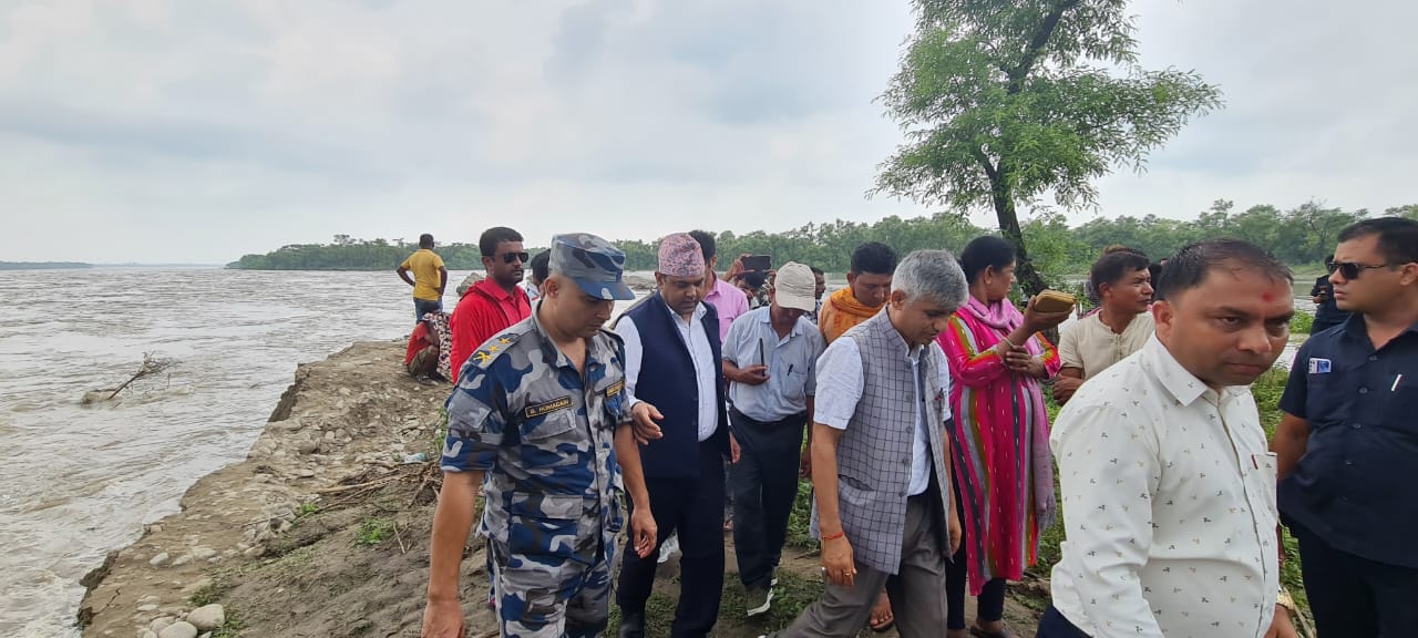 सप्तकोसी नदिको बाँध फुटेको स्थानमा मन्त्री र सुरक्षाअधिकारीहरु पुग्यो