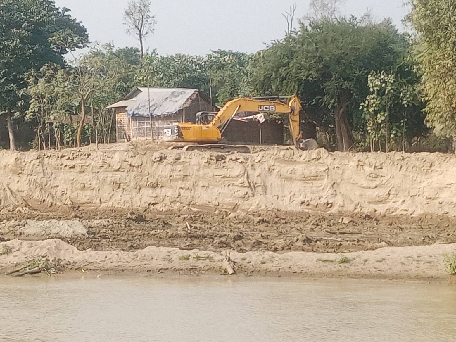 सुनसरी खोलामा अनाधिकृत रुपमा माटो खान्दै, स्थानीय सरकार रोक्ने प्रयासमा ,फोटो र भिडियो फिचर