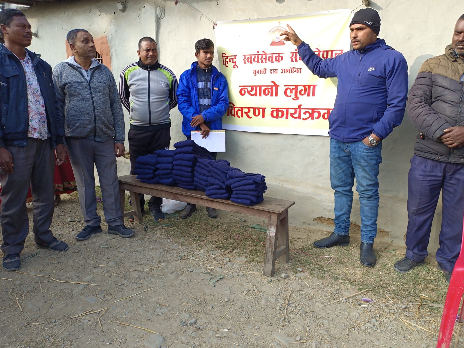 बालबालिकालाई न्यानो कपडा वितरण