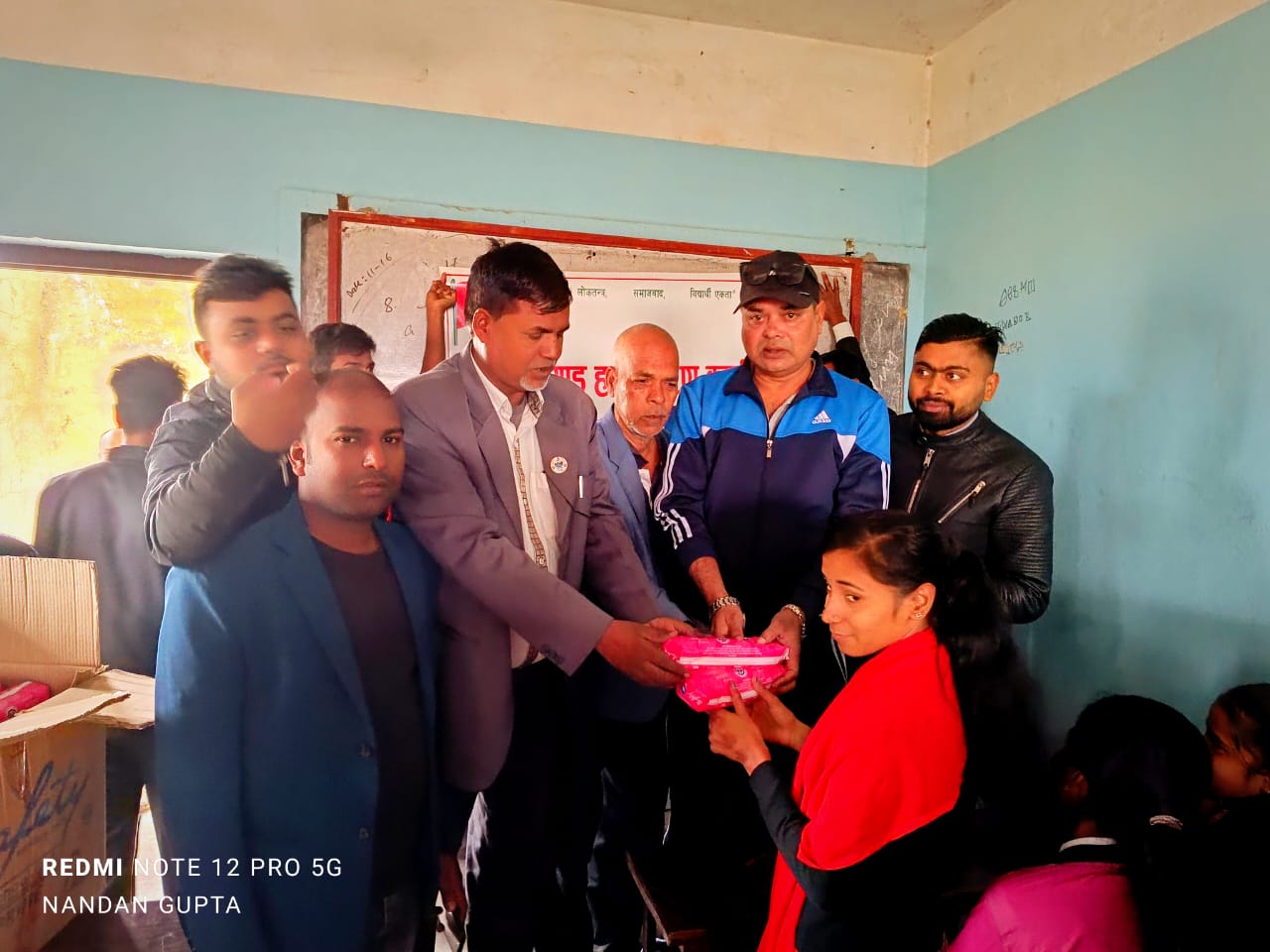 क्याम्पसका विधार्थीलाई प्रदेश सभा सदस्यको सेनेटरी प्याड