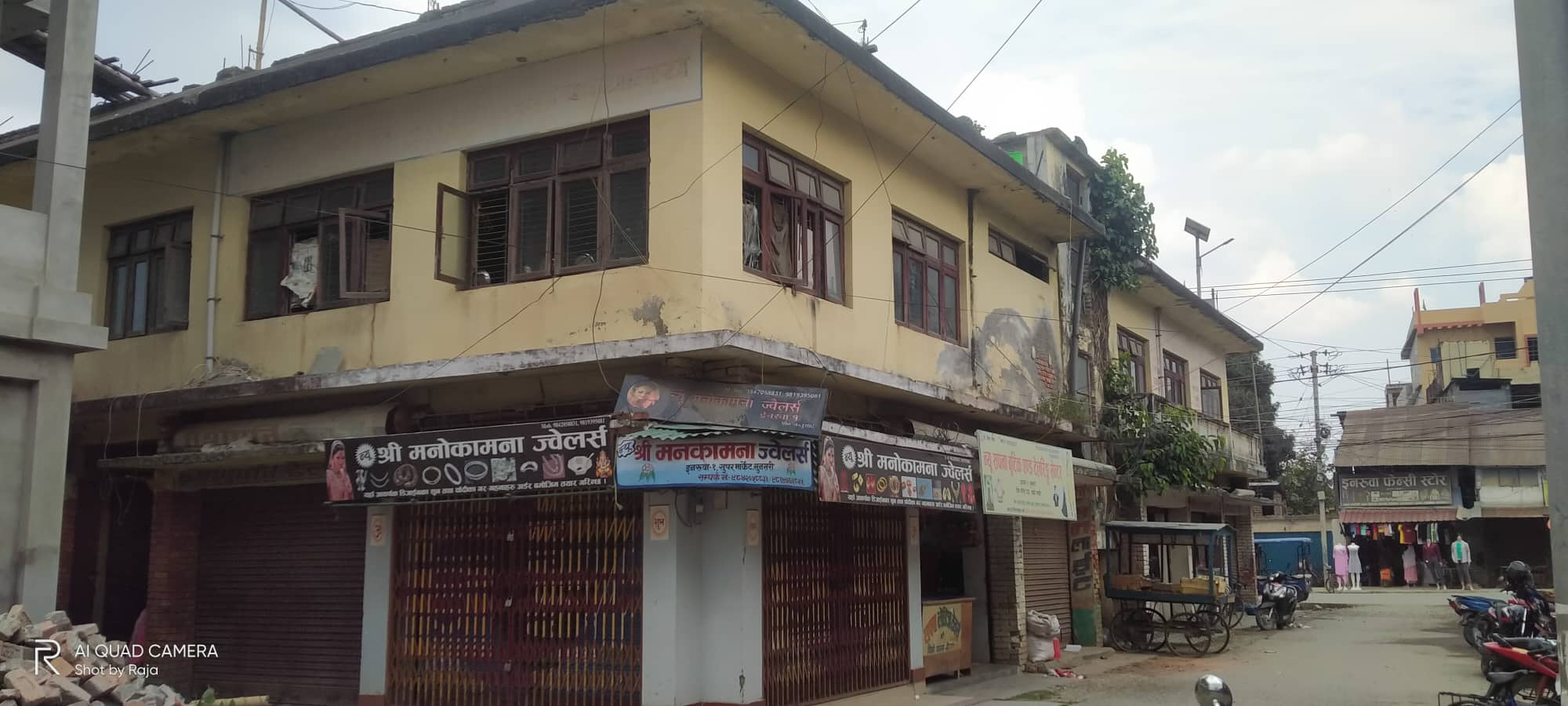 इनरुवाको सुपरमार्केट भवन जिर्ण, दुर्घटनाको जोखिम