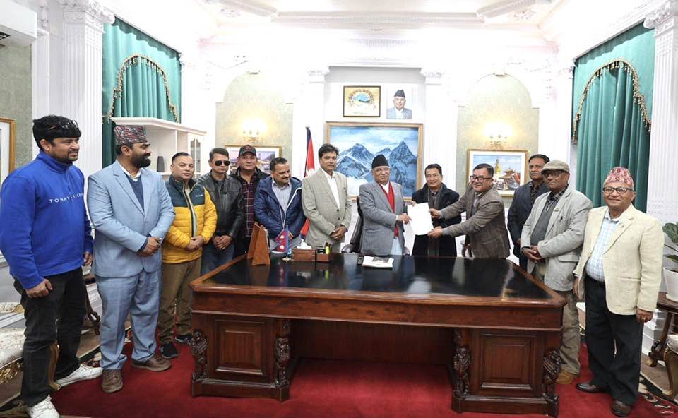 सुनसरीका क्रियाशिल राजनीतिक दलहरुद्धारा प्रधानमन्त्री पुष्पकमल दाहाल प्रचण्डलाई  बुझाए ज्ञापनपत्र