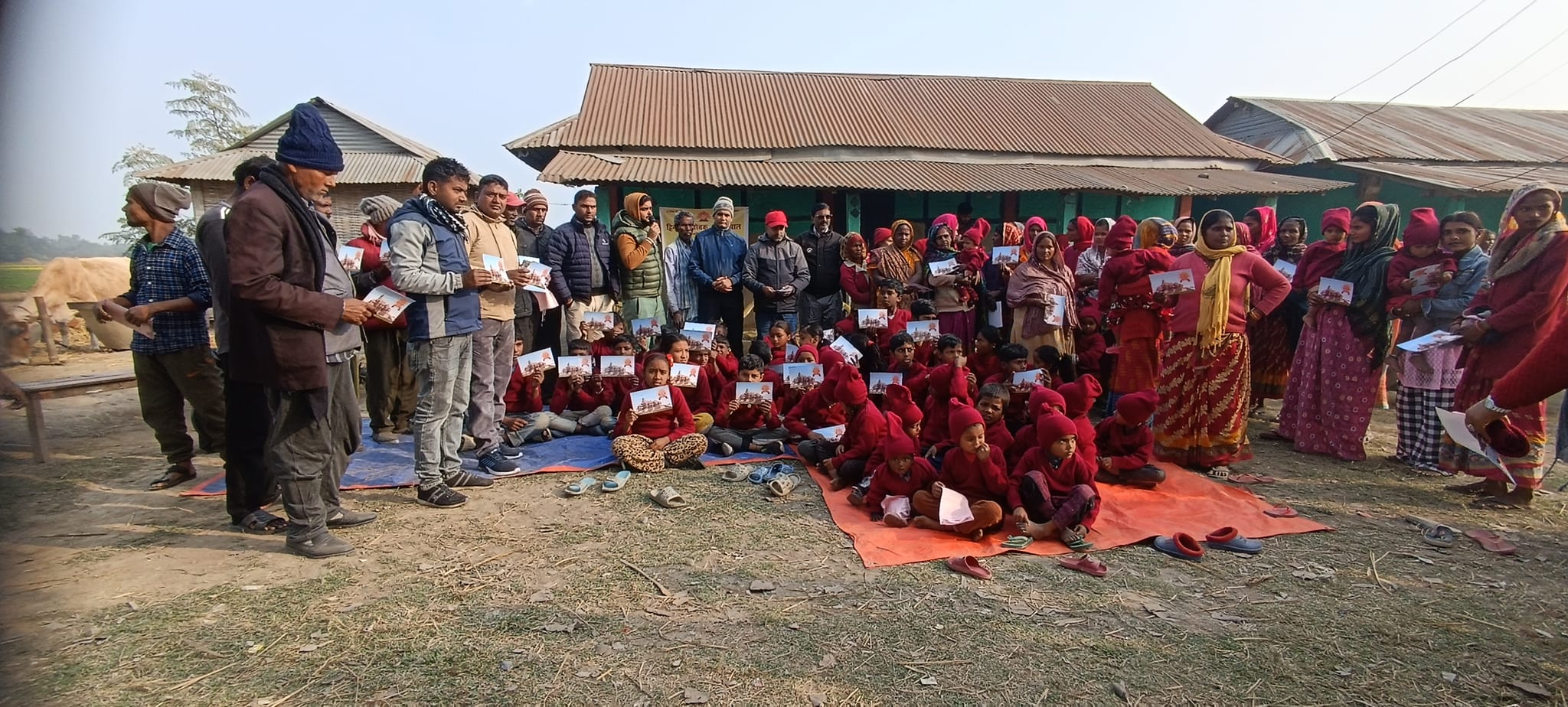 हिन्दु स्वयंसेवक संघ नेपालद्वारा इनरुवा-८ डुम्राहा मुसहरी टोलमा १३० जना बच्चालाई स्वीटर र टोपी वितरण