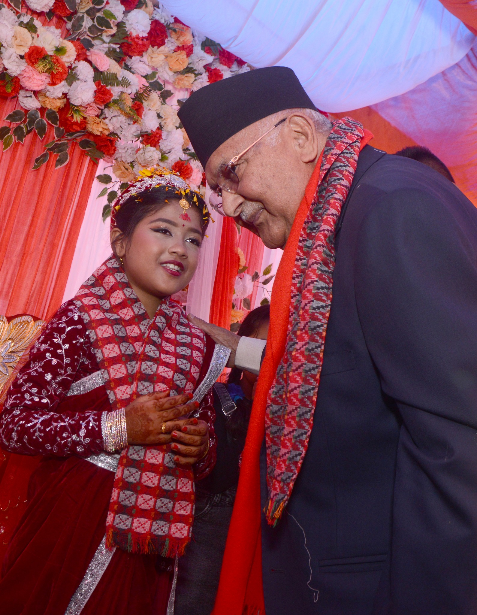 पोष्टकुमार नेपालको नातिनीलाई पूर्वप्रधानमन्त्रीको पनि आर्शिवाद