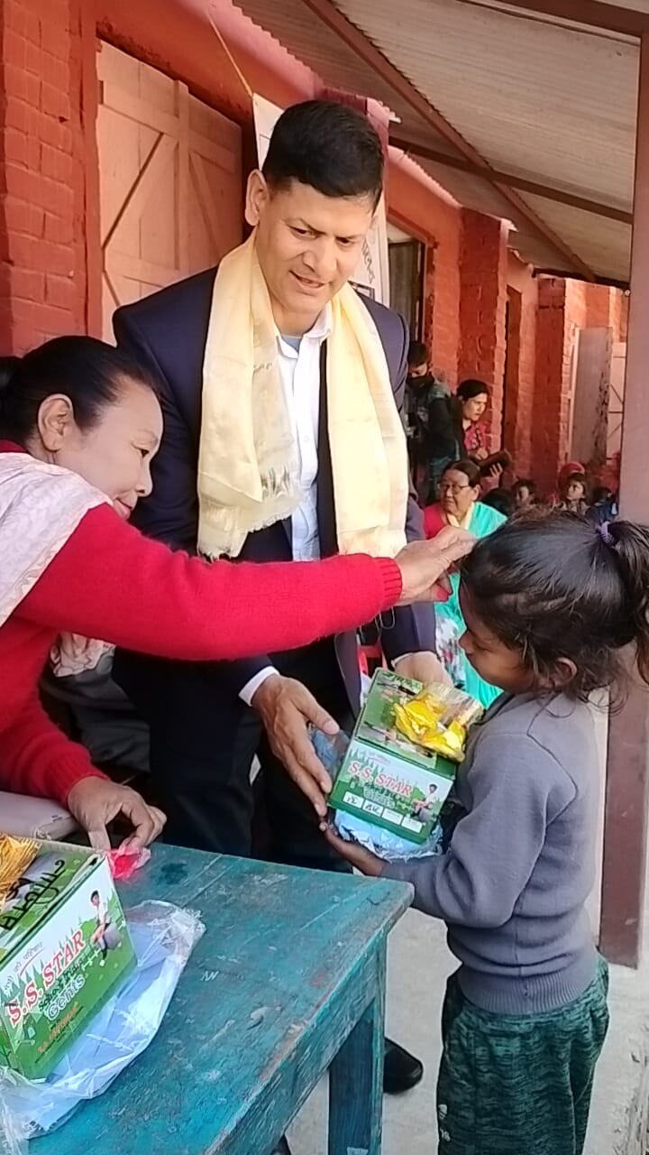 बालबालिकालाई पोसाक वितरण