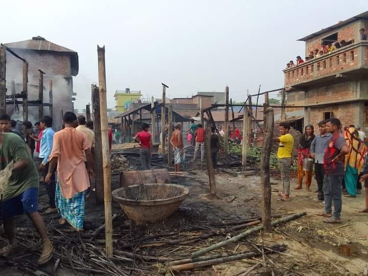 आगलागी हुदाँ ६ परिवारका १० घर जलेर नष्ट