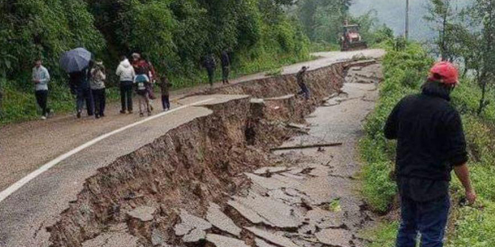 अविरल वर्षा हुँदा भोजपुरमा सडक भासियो