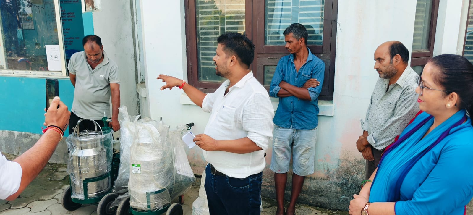 तीन जना गाई पालक किसानलाई गाई दुहने मेसिन प्रदान