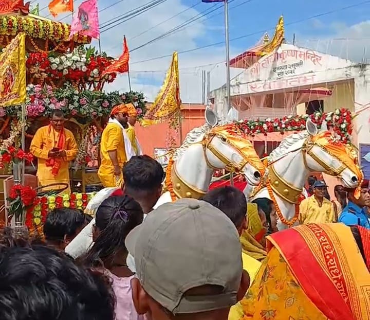 इनरुवामा श्रीकृष्ण जन्माष्टमीको रथ यात्रा निकालिदै