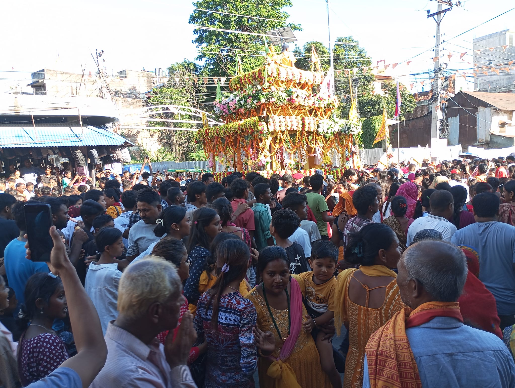 एक लाख बढीको सहभागितामा रथयात्रा