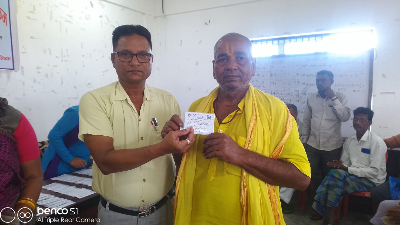 भोक्राहा नरसिंहमा निशुल्क स्वास्थ्य विमा कार्ड वितरण