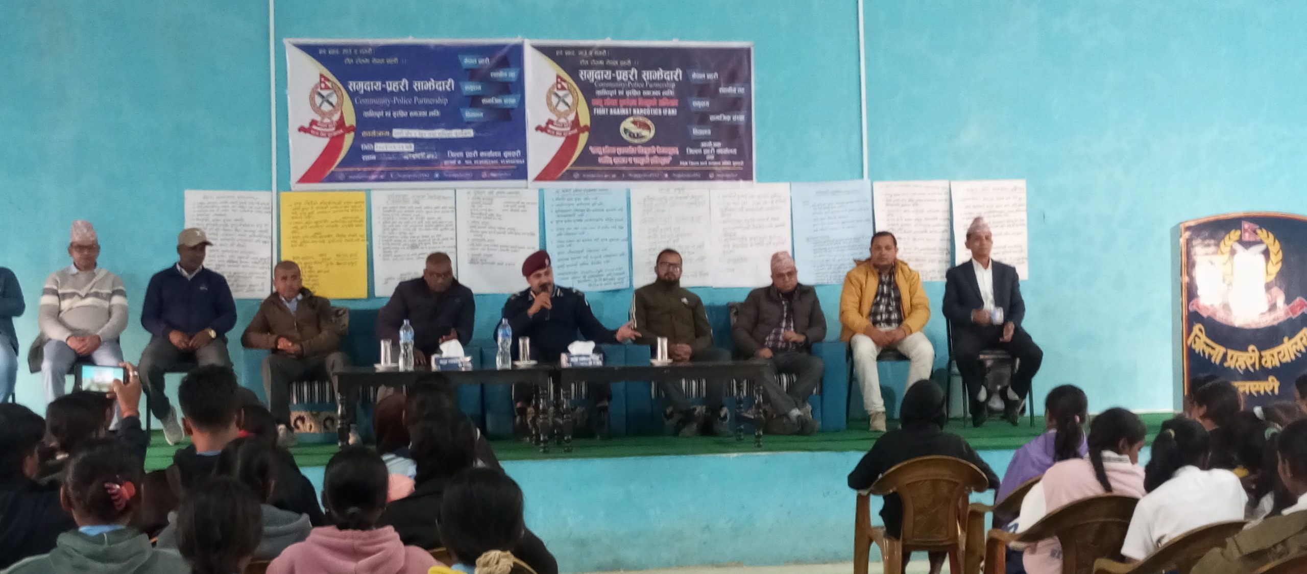 प्रहरीसंग विधार्थी कार्यक्रममा प्रहरीकाे काम बारेमा जानकारी