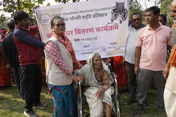 जेष्ठ नागरिकलाई ह्विल चेयर हस्तान्तरण