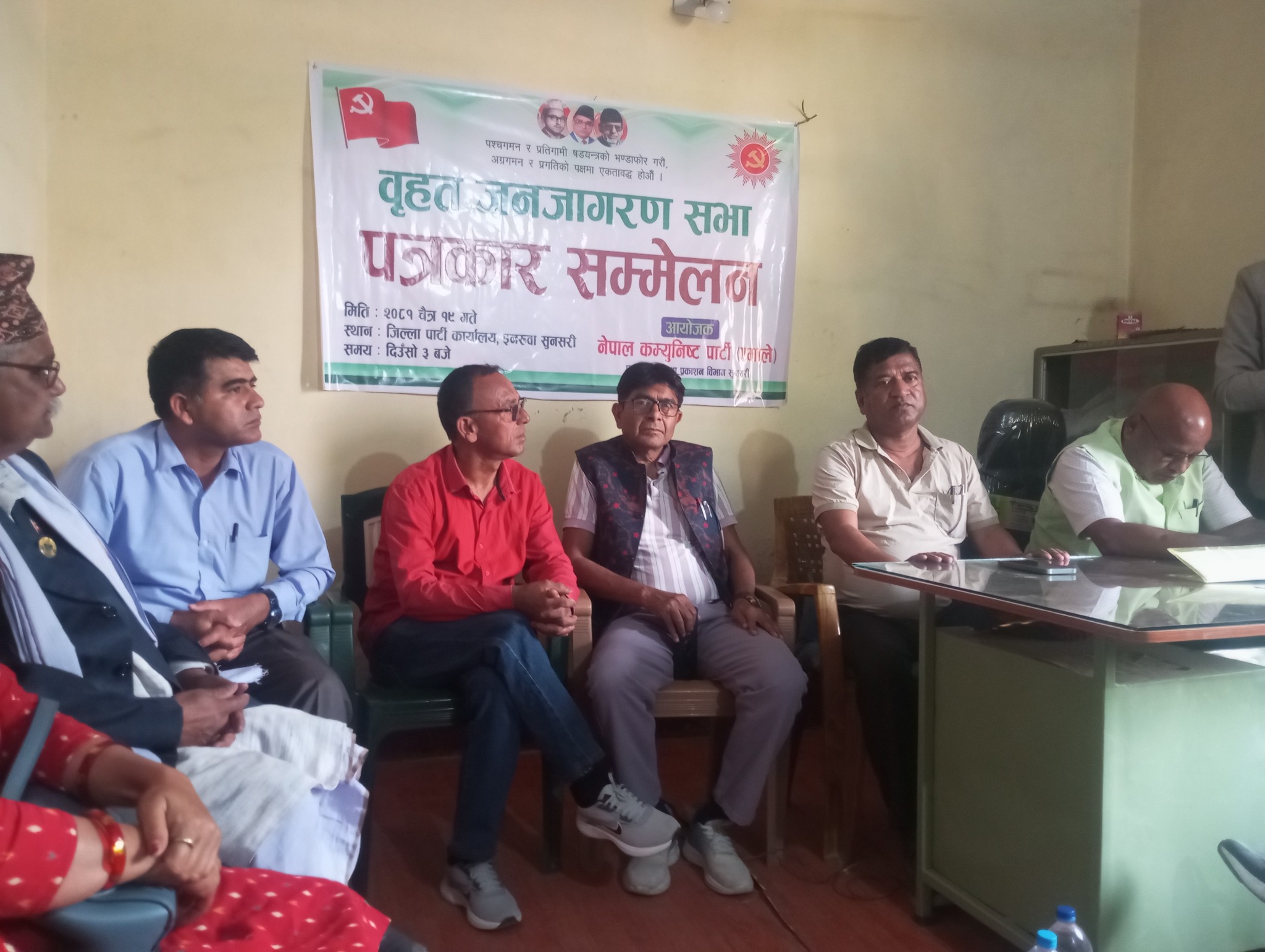 इटहरीमा एमालेले बृहत जनजागरण सभा गर्दै