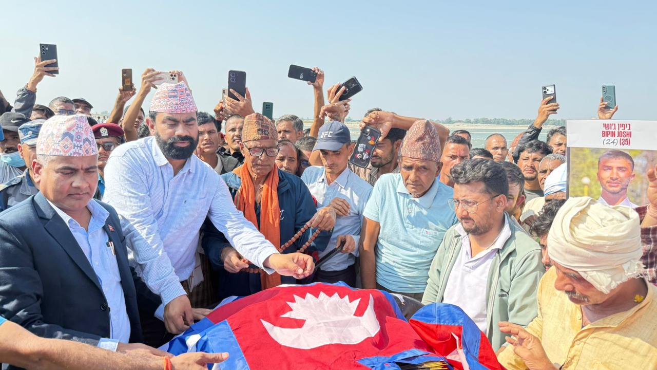 विपिन जोशीको महाकाली नदी किनारमा अन्त्येष्टि
