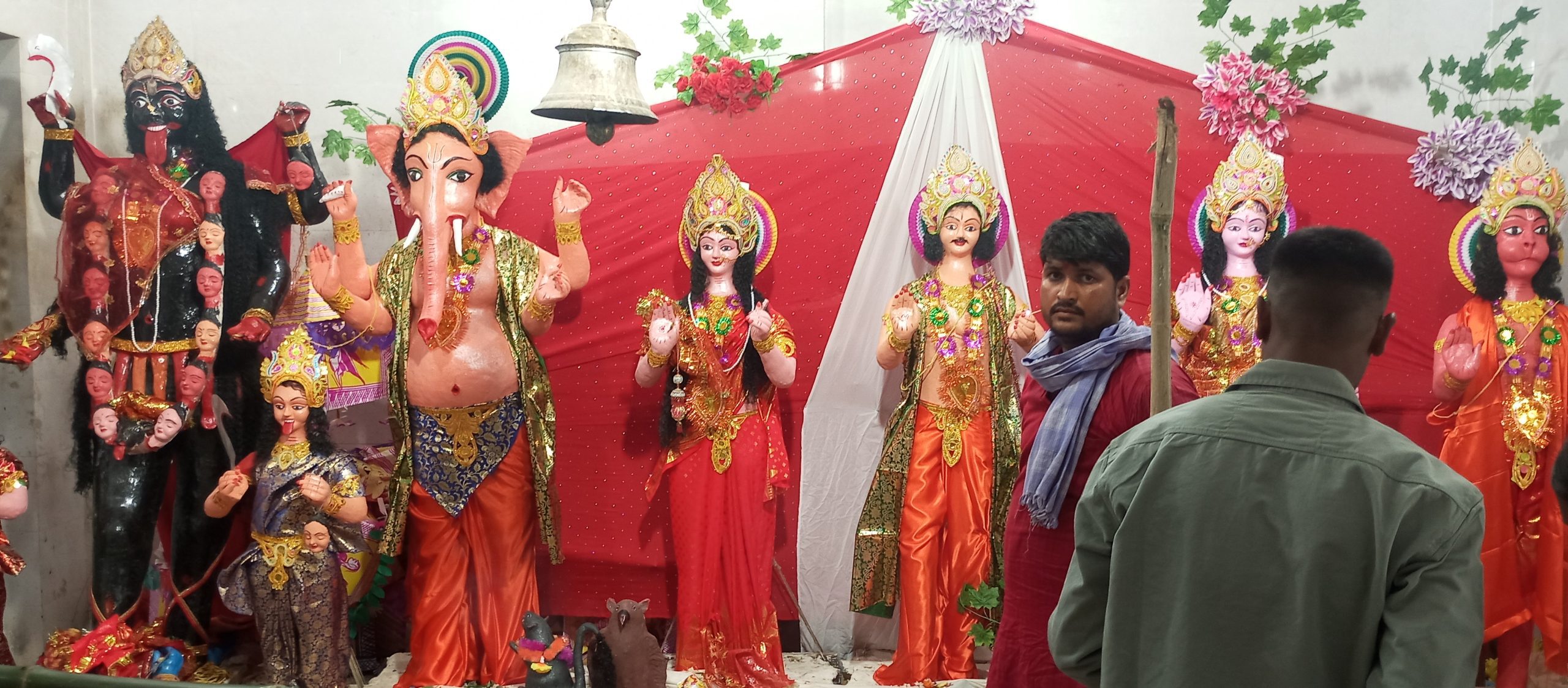 आज भाइटीका,   दाजुभाइले दिदीबहिनीबाट टीका ग्रहण गर्दै