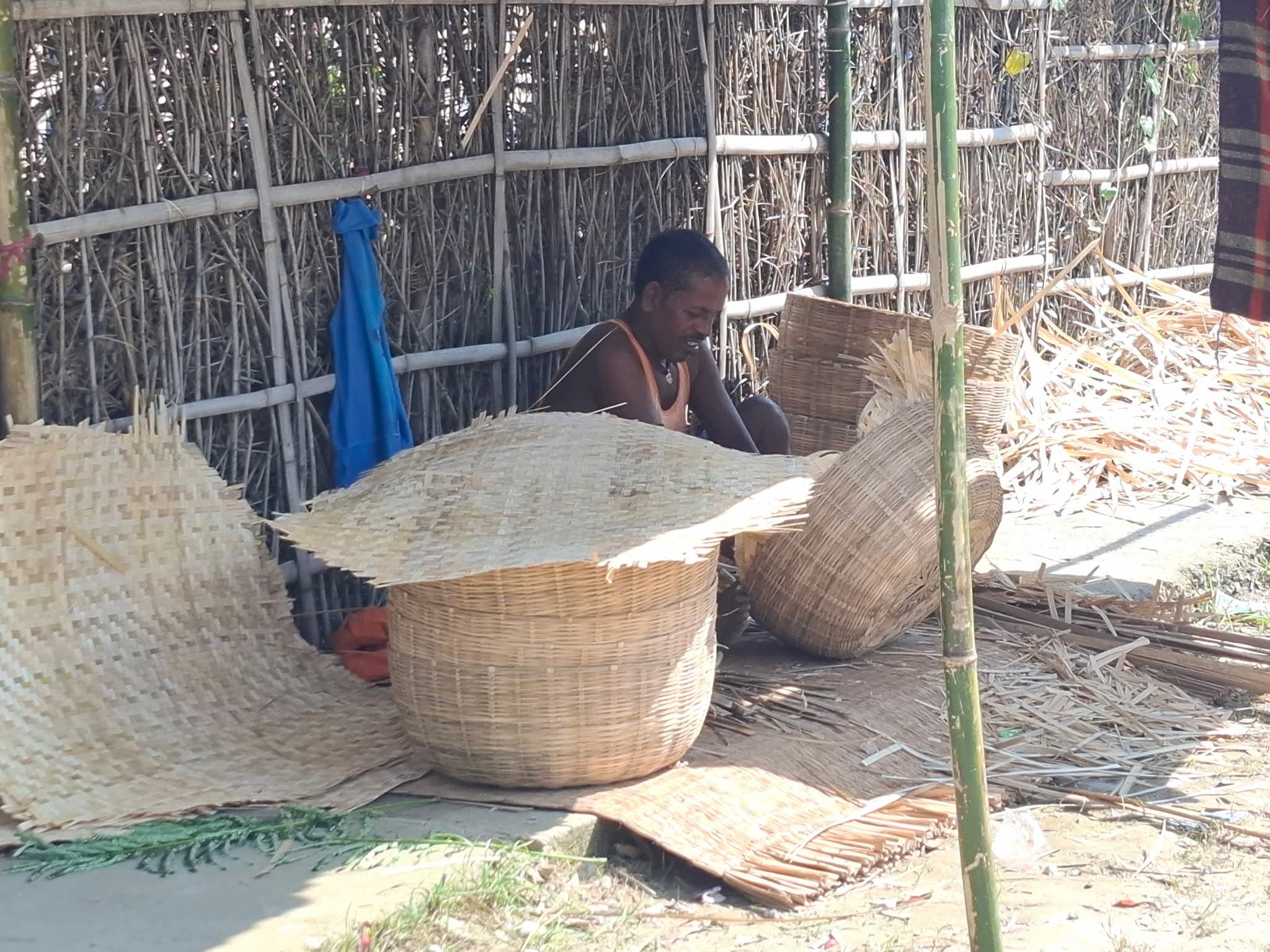 छठका लागि बाँसबाट बनाइएको ढाकी (ढकिया), नाङ्लो, टपरी, कुनिया लगायतका सामग्री बिक्री बढ्दै