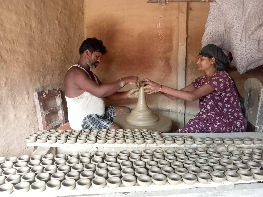 इनरुवाका पण्डित(कुम्भकार) समुदायलाई दियो र घैला बनाउन भ्याइनभ्याइ
