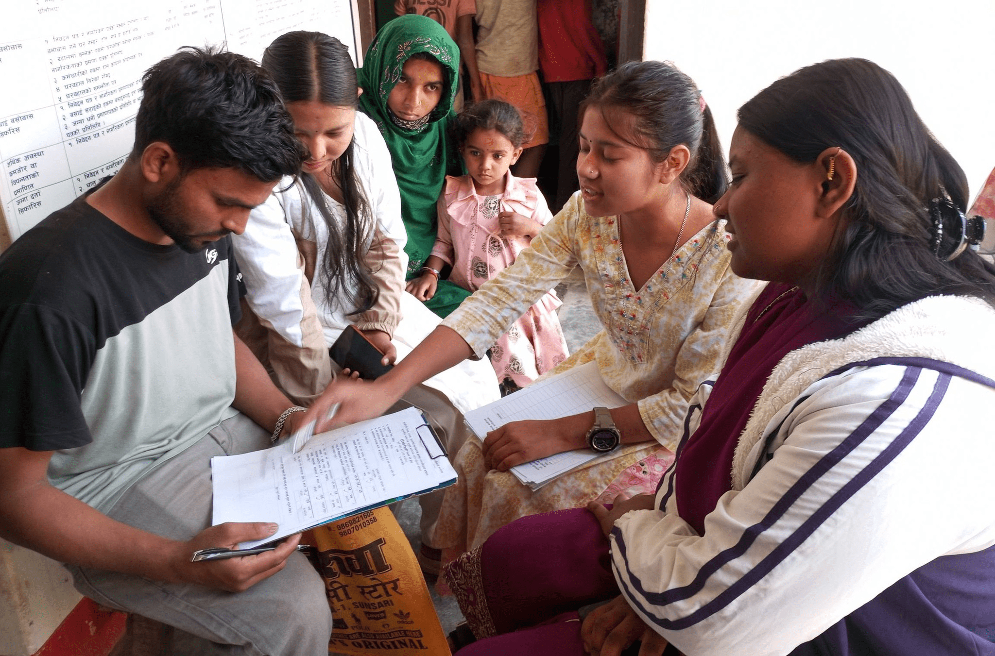 सार्वजनिक सुनुवाईका लागि इनरुवा नगरपालिकामा नागरिक सन्तुष्टी सर्वे गर्दै