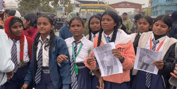लेखा कर्मचारीले विद्यार्थीलाई यौन दुव्र्यवहार गरेको आरोप, बालबालिकाहरु न्याय माग्दै सडकमा