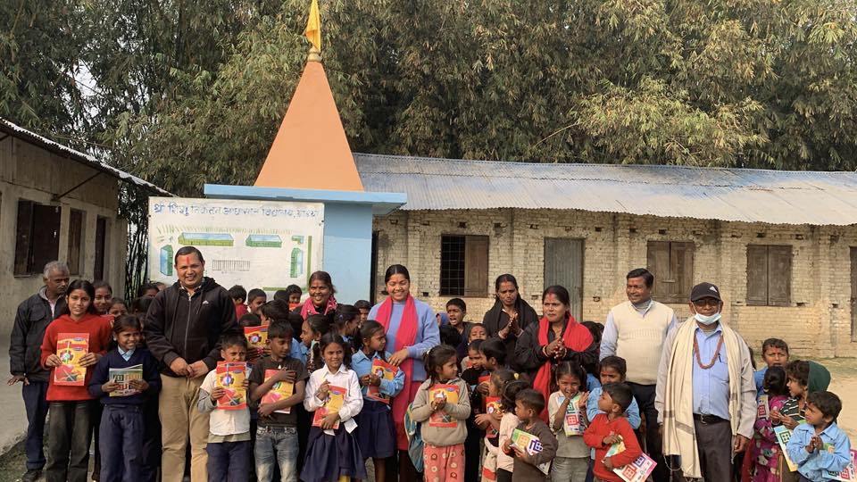 पत्रकार यादवले शिक्षकलाई सम्मान र बिधार्थीलाइ स्टेशनरी वितरण गरेर मनाए जन्म दिन