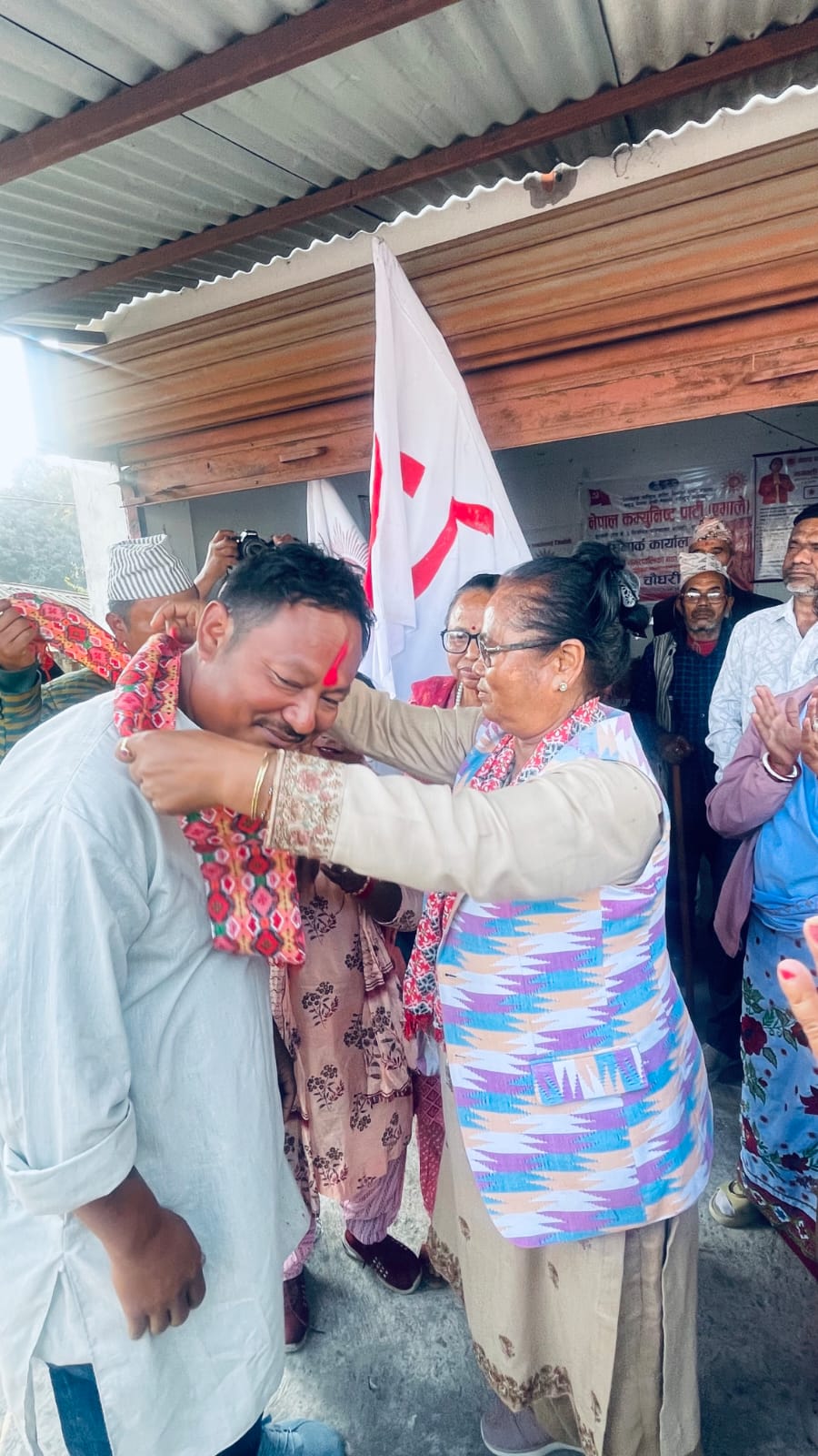 दुहबी ८ का ५० जना युवा नेपाली काँग्रेस परित्याग गरी एमाले प्रबेश
