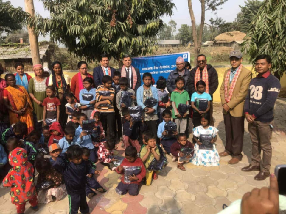 एन एम बि बैंक लिमिटेडद्वारा  ट्रयाकसुट बितरण