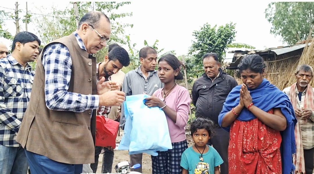 समाचार प्रभावआर्थिक अभावले बिचैमा कक्षा छाड्नुभएको ऋषिदेवलाइ शैक्षिक समग्री र साइकल सहयोग