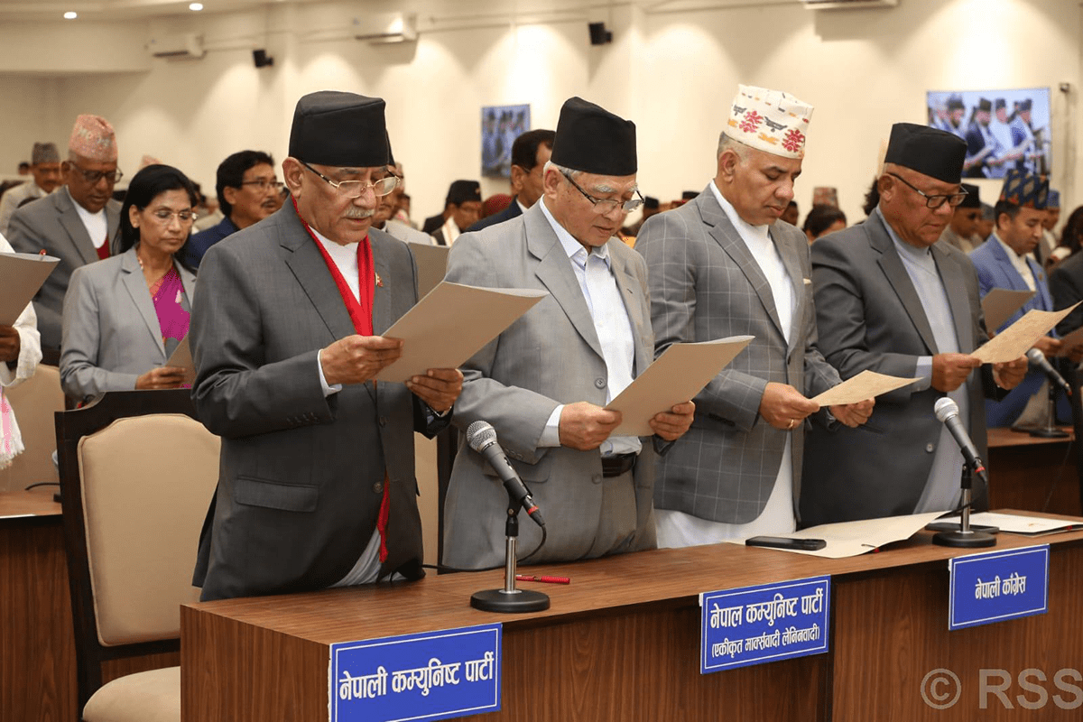 नवनिर्वाचित प्रतिनिधिसभा सदस्यद्वारा शपथ