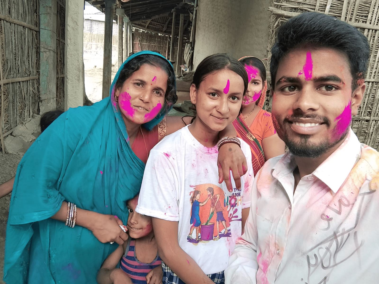 निर्वाचनको माहोलका बीचमा पनि सुनसरीका विभिन्न स्थानीय तहमा हर्षोल्लासका साथ होली पर्व