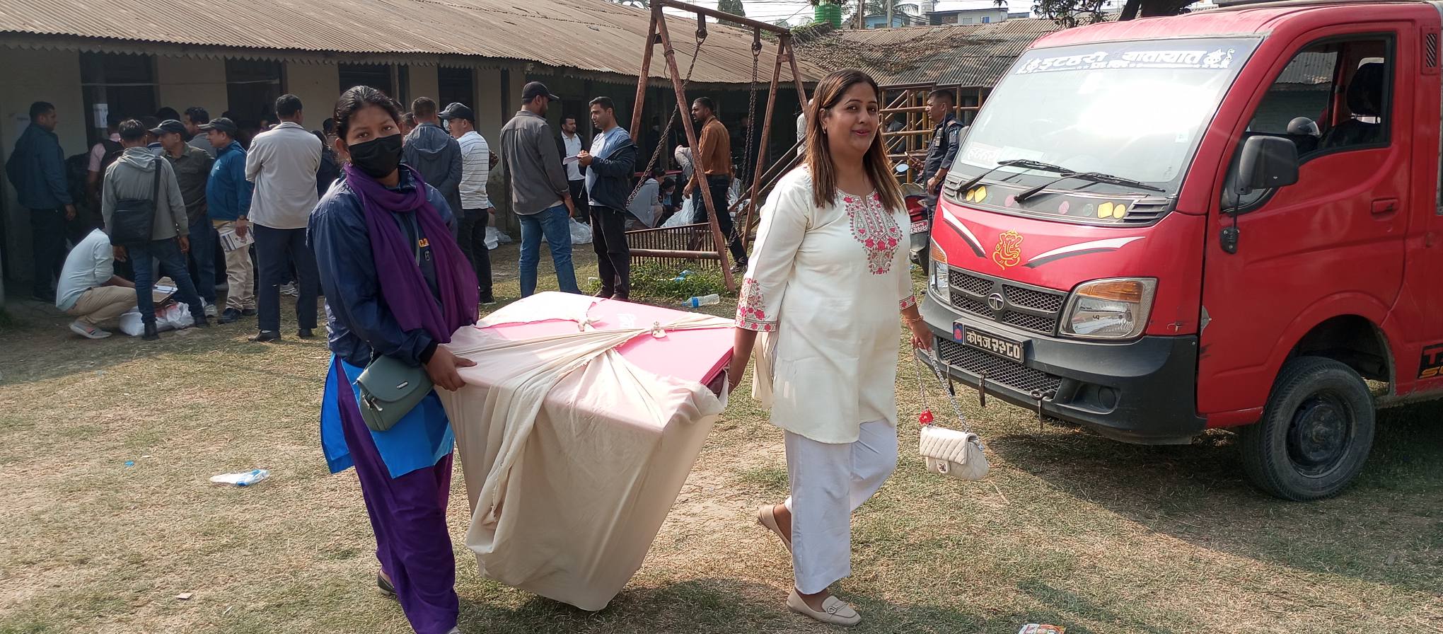 इनरुवाका सिटी सफारी चालक महिला सम्मानित हुदै