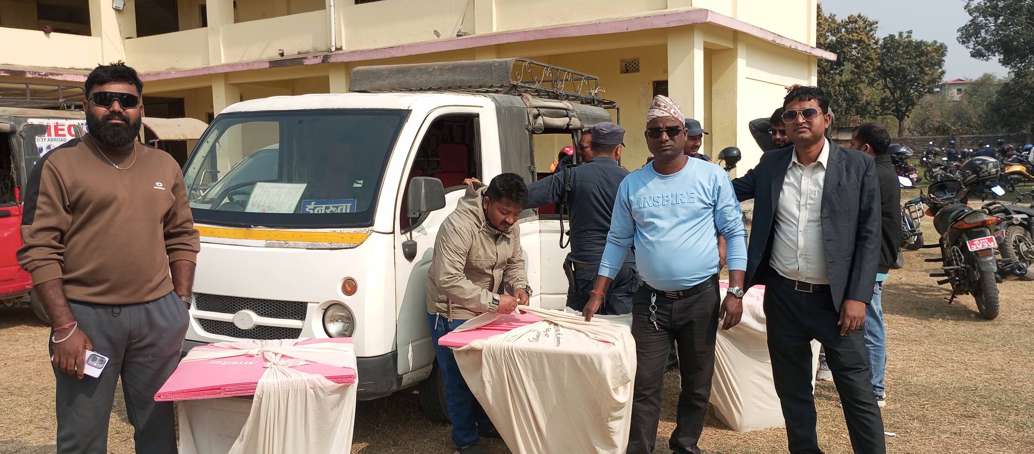 सुनसरीको चार वटा निर्वाचन क्षेत्रको सबै मतदान केन्द्रमा मतदान सामग्री र अधिकृत सहितका कर्मचारी पुगे