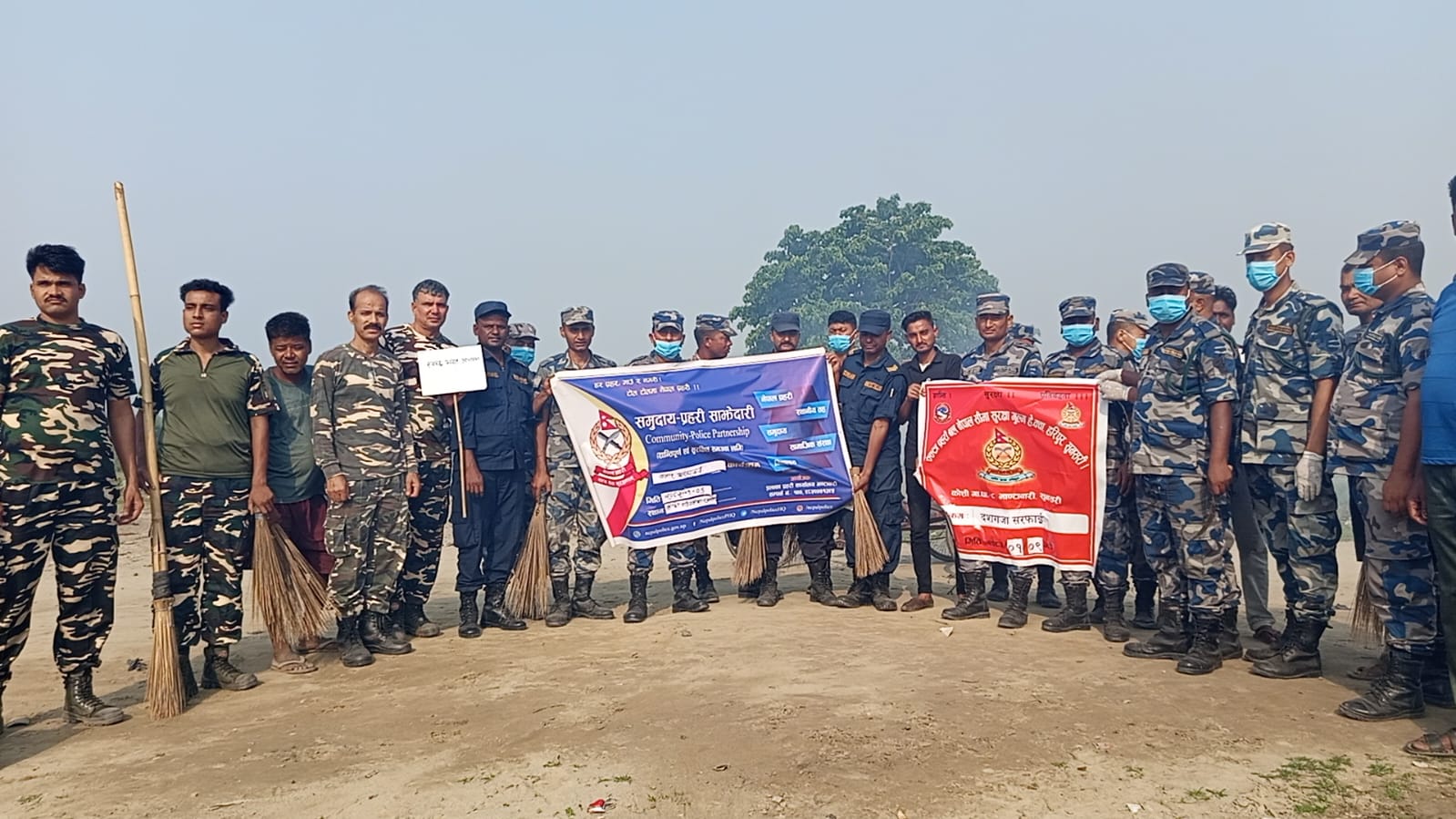 दशगजा क्षेत्रमा नेपाल र भारतीय सुरक्षाकर्मीको संयुक्त सरसफाई अभियान