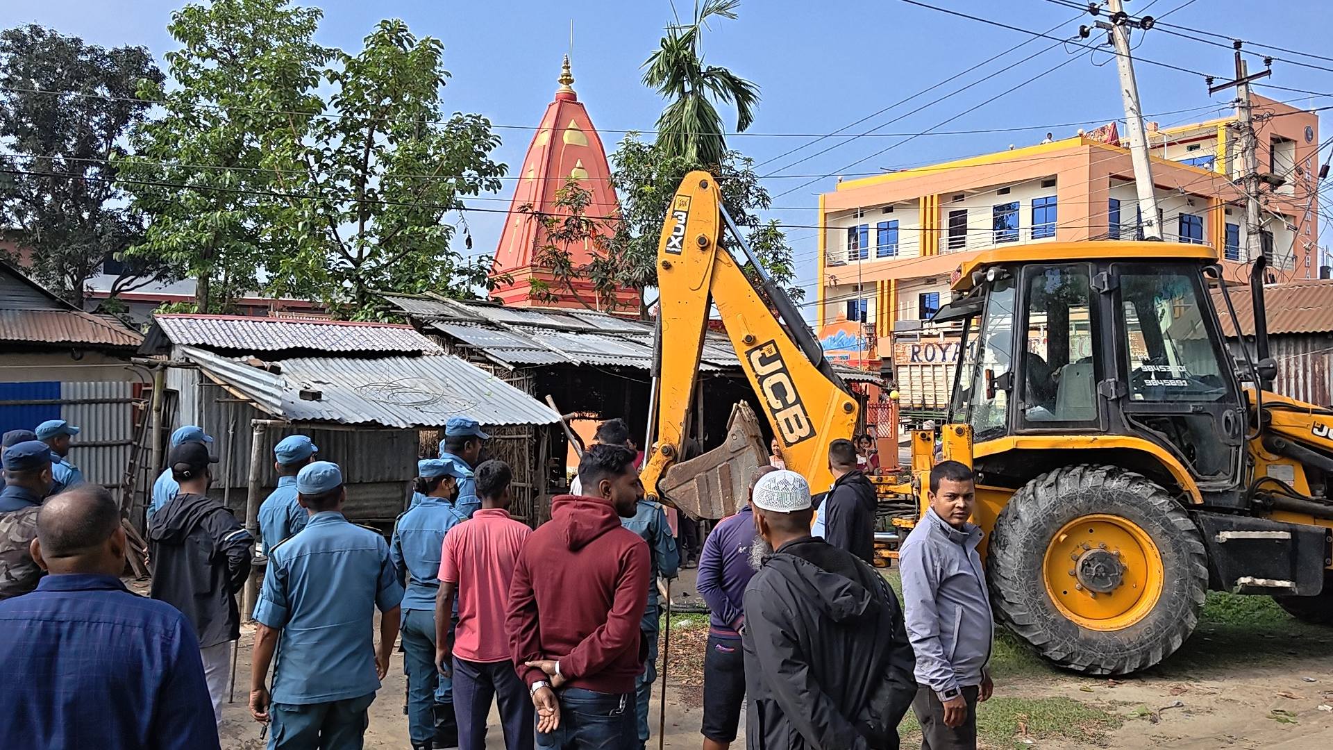पूर्व–पश्चिम लोकमार्गको सडकपेटी खाली अभियान सुरु