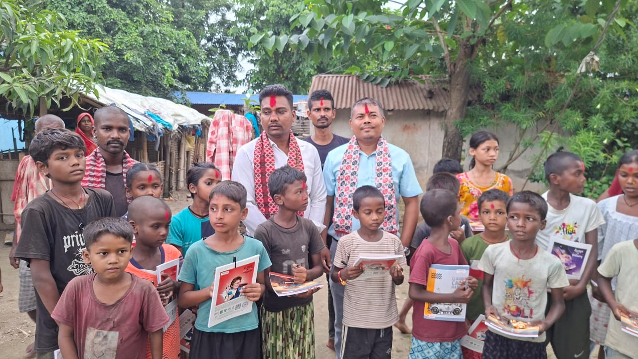 मरिक समुदायका बालबालिकासँग पत्रकार सुरेन्द्र मेहताले मनाए जन्मदिन