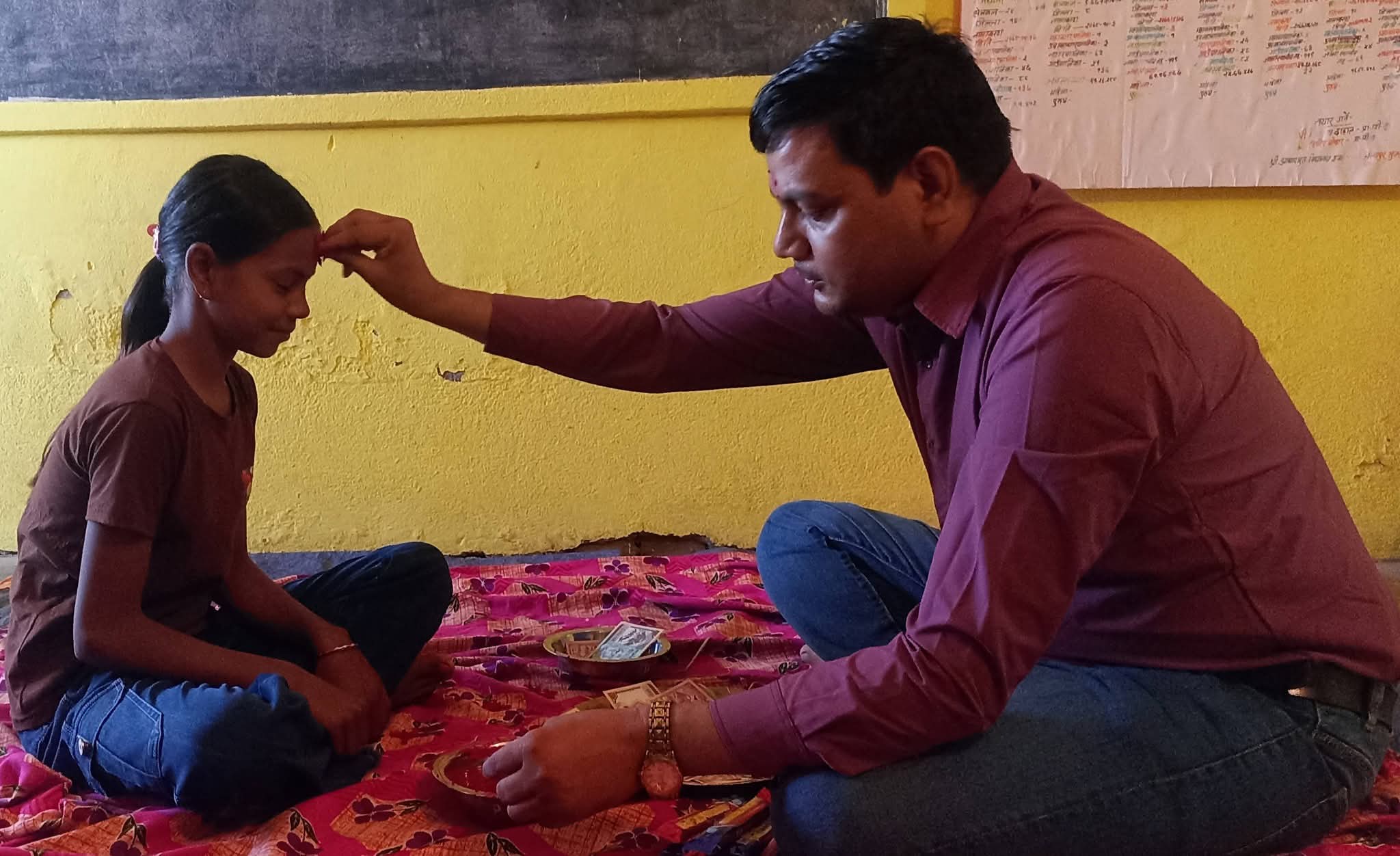 विद्यालय बन्द भए पनि प्रधानाध्यापक यादवले विद्यार्थीलाई लगाए दशैंको टीका, सिकाए मौलिकताको महत्त्व